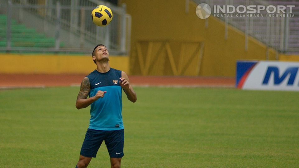 Raphael Maitimo pada saat latihan bersama timnas di lapangan SUGBK, Jakarta. Copyright: © Ratno Prasetyo/ INDOSPORT